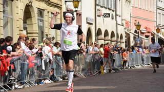 Anfang April fand der 18. Stadtlauf in Bad Mergentheim statt. Ein Teilnehmer-Rekord wurde verzeichnet. In der Burgstraße wurden die Sportler fleißig angefeuert. Manche Einzelhändler beklagen jetzt öffentlich Umsatzeinbußen.