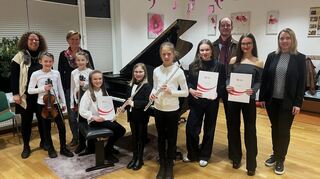 Beim Regionalwettbewerb „Jugend musiziert 2025“ erreichten Juliane Stang, Emma Hossfeld, Ziva Oertel, Emma Frank und Nele Hartmann sowie das Gesangsduo Emily Günther und Franziska Fischer bemerkenswert gute zweite Plätze.