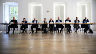 Das Symbolbild soll die Sitzung eines Kirchengemeinderats veranschaulichen.