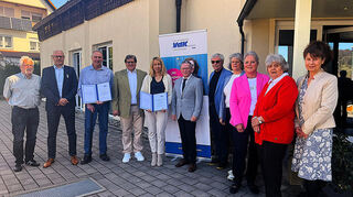 Mit der Silbernen Ehrennadel des VdK-Deutschland ausgezeichnet wurden Siegfried Wörner (Dritter von links) und Monika Peppel (Fünfte von links) durch den VdK-Kreisverbandsvorsitzenden Werner Seeger (Mitte) im Beisein von Bürgermeister-Stellvertreterin Manuela Zahn, weiteren Grußrednern und Ehrengästen sowie Mitvorständen.