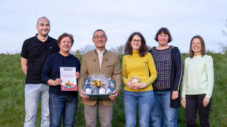 Dr. Günter Schröpfer (Dritter von links) wurde einstimmig zum Ehrenmitglied ernannt. Das Bild zeigt ihn mit (von links) Sven Götz (Beisitzer), Heidrun Leiss-Schott (Vorsitzende), Jasmin Paul (zweite Vorsitzende), Alexandra Meule (Beisitzerin) und Verena Gamb (Schriftführerin).