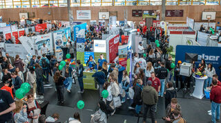 Hochbetrieb in der Niederstettener Sporthalle – ausnahmsweise einmal jenseits des eigentlichen Zwecks: Die Stadtverwaltung hatte die Nutzung für die Ausbildungs- und Jobmesse ermöglicht.