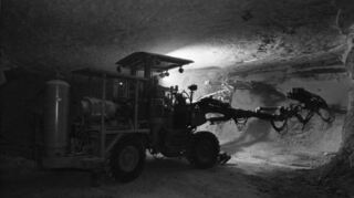 Mit einem zweiarmigen Bohrfahrzeug werden im größten Bergwerk Frankens bei Hüttenheim im Landkreis Kitzingen Löcher für die Sprengladungen gebohrt. In Altertheim will der Weltkonzern Knauf Naturgips untertage abbauen.