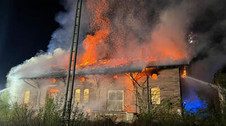 Ein Brand hat am frühen Dienstagmorgen in Lauda den alten, leerstehenden Bahnschuppen gegenüber dem Bahnhof zerstört.