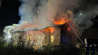 Der Bahnschuppen wurde ein Raub der Flammen.