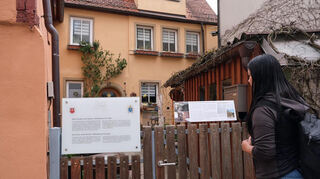 Eine junge Mexikanerin bestaunt beim Rothenburg-Besuch das ehemalige Domizil von Papst Franziskus.