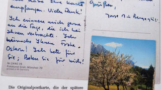 Ein schönes Erinnerungsdokument: die handschriftliche Grußkarte des Priesters und späteren Papstes Franziskus an seine einstige Gastfamilie Pester in Rothenburg.