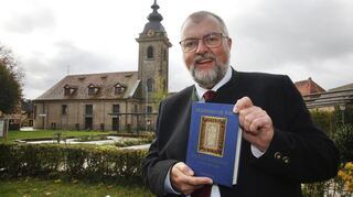 Pfarrer Claus Ebeling aus Lichtenau bei Ansbach vor seiner Kirche. Ebeling ist Vorsitzender des Vereins "Mundart in der Kirche".