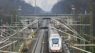 Ein ICE rollt auf der Riedbahnstrecke Richtung Frankfurt. Die geplante Neubaustrecke soll auch die Riedbahn entlasten.