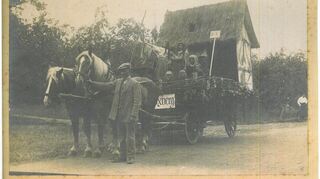 Festwagen mit Bauernhaus aus der Zeit des Bauernkrieges.