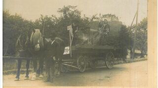 Dieser Festwagen zeigt fronende Bauern mit ihrem Burgh.errn