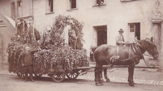 Dieser Wagen stellt die Einführung des Weinbaus in Franken dar.