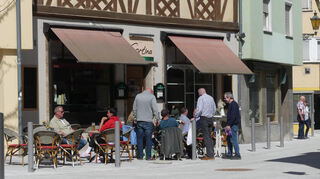 Gemütlich im Eiscafé sitzen – das genießen viele Menschen gerne.