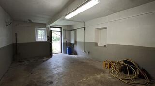 Das frühere Feuerwehrgerätehaus steht seit Jahren leer. In das Gebäude sollte ein Bürgertreff, der Platz für 25 Gäste geboten hätte.