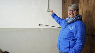 „Hier sollte der Zugang zur Küche sein“, erklärt Ortsvorsteherin Tanja Grohme. Doch fast sieht es so aus, als würde sie das Licht für das Vorhaben aus machen.