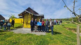 Freuten sich am Sonntag mit über 100 Besuchern zusammen über die nun eröffneten Steinbacher Bienenhäuser im Odenwälder Freilandmuseum (von rechts): Landrat Dr. Achim Brötel, Bürgermeister Meikel Dörr, Bankvorstand Holger Dörr der Volksbank Franken, Wissenschaftliche Museumsleiterin Margareta Sauer, Bürgermeister Dr. Norbert Rippberger (Mudau), Architekt Friedrich Staib.