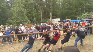 Für die "Großen" gibt es beim Waldfest ein Tauziehen.