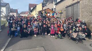 Mit einer der größten Gruppen sind die "Hüttles", wie sie in Gerchsheim kurz heißen, beim Faschingumzug dabei.