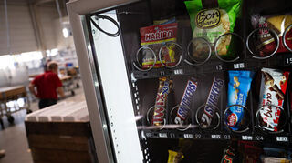 Ein Snackautomat in Walldürn wurde komplett geplündert. Die Polizei sucht nach den Tätern.