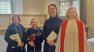 Mit einem festlichen Gottesdienst in der Schlosskapelle, gehalten von Dekanin Renate Meixner (rechts) wurde der Jubiläumstag eingeleitet. Unser Bild zeigt sie mit (von links) Bezirkskantorin Anne-Maria Lehmann (Orgel und Keyboard), Elisabeth Coufal-Konopka (Violine) und Anna Leuser-Valls (Gesang).