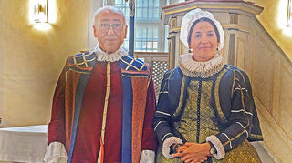 Der Bauherr der Renaissance war zu Gast: Der Weikersheimer Graf Wolfgang II. (Peter Keßler im Kostüm) führte zusammen mit seiner Gemahlin Gräfin Magdalena (alias Johanetta Müller) Besucher durch seine im Jahr 1600 eingeweihte „Hofkirche“.