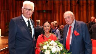 Glückwünsche und Blumen: Baden-Württembergs Ministerpräsident Winfried Kretschmann (links) gratulierte Prof. Dr. h. c. mult. Reinhold Würth, Ehrenvorsitzender des Stiftungsaufsichtsrats der Würth-Gruppe, zum 90. Geburtstag und überreichte Carmen Würth einen Blumenstrauß.