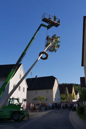 Der Maibaum wurde unter reger Anteilnahme in Waldstetten aufgestellt.