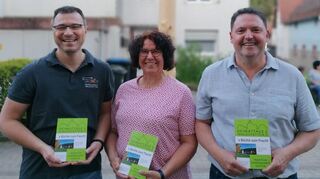 Helga Frisch stellte ihr Buch im Beisein des Vorsitzenden der Musikkapelle, Alexander Wörner (links) und Ortsvorsteher Andreas Schäfer vor