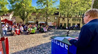 Jendrik Scholz vom DGB Baden-Württemberg hielt die Mairede auf dem Tauberbischofsheimer Schlossplatz.