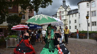 Bunte Gestalten ziehen während Annotopia über den Deutschordenplatz. In diesem Jahr beginnt das beliebte Fantasyfestival am Freitag, 9. Mai.
