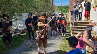 Der Unteroffizier im Kürass erklärte den Besuchern im Odenwälder Freilandmuseum in Gottersdorf vielerlei interessantes aus dem Soldatenleben im Dreißigjährigen Krieg.