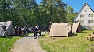 Darsteller eines Reenactment-Regiments in ihrem Zeltlager im Odenwälder Freilandmuseum in Gottersdorf führten das Soldatenleben in der Region während der Zeit des Dreißigjährigen Krieges vor.