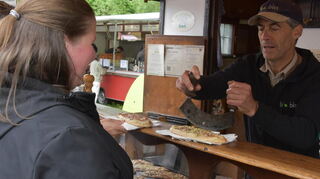 Ofenfrisch und köstlich: Der Flammkuchenstand lockte mit duftenden, knusprigen Spezialitäten und zog zahlreiche Genießer an.