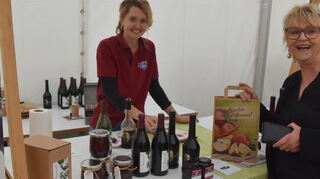 Organisationsleiterin Heidi Maedel freute sich über das vielseitige Angebot beim 9. Genießermarkt – hier am Stand mit Aronia-Naturprodukten, die in der Region großen Anklang finden.