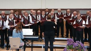 Der Männerchor Eintracht Windischbuch unter der Leitung von Katharina Schwab eröffnete den Liederabend in der Umpfertalhalle in Boxberg.