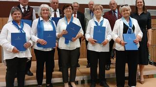 Alle im Rahmen des Liederabends der Sängergruppe 2 Geehrten mit (hinten, von rechts) der Bürgermeisterin Heidrun Beck, dem Gruppenvorsitzenden Dieter Weber und dem Präsidenten des Sängerbundes Badisch-Franken, Wolfgang Runge.