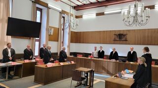 Zwar waren die Verteidiger (links) vollständig anwesend, doch von ihren Mandanten fehlte jede Spur. Selbst schriftlich habe es keinen Kontakt gegeben, erklärten die fünf Juristen vor Gericht.