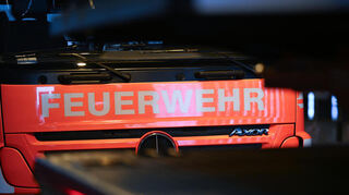 Nach einem Unfall auf der A3 bei Stockstadt ist ein beteiligter Pkw am Montagmorgen in Flammen aufgegangen. Die vier Insassen konnten sich rechtzeitig aus dem Fahrzeug befreien, so die Polizei. (Symbolbild)