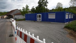 Der alte Kindergarten-Container dient künftig als Flüchtlingsunterkunft. Statt im Gewerbegebiet Äckerbrunnen steht der Container nun in der Industriestraße, ganz in der Nähe seines bisherigen Standorts.