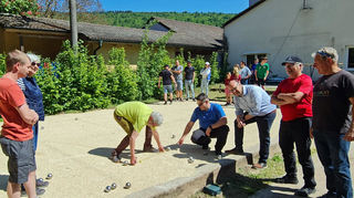 Zentimetergenau nachgemessen: Welche Wurfkugel liegt näher am "Schweinchen"? Beim Boule- und Pétanquespielen ging es am Samstag in Rippberg ebenso entspannt wie ehrgeizig zu. Mit von der (Eröffnungs-)Partie waren Bürgermeister Meikel Dörr (Dritter von rechts) und Ortsvorsteher Heiko Schmidt (links daneben). Rechts im Bild: Der Initiator der Boule-Bahn, Frank Schilhanek.
