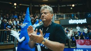 Merlins-Geschäftsführer Martin Romig bedankt sich bei den Fans für die Unterstützung in der für Crailsheim jetzt schon abgelaufenen Zweiliga-Saison. Seine Miene nach dem Ausscheiden spricht Bände.