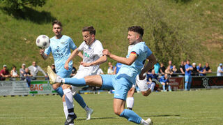 Beinahe wäre die Serie der SGM Markelsheim/Epersheim (blaue Trikots) gerissen. Doch das Team warf noch einmal alles rein und machte noch ein Tor gegen Wachbach.