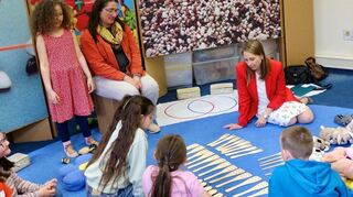 Mittendrin statt nur dabei: Dr. Anna-Katharina Wittenstein spielt auf Augenhöhe mit den Kindern und erlebt hautnah, wie Mathematik in Bad Mergentheim lebendig und kindgerecht vermittelt wird.