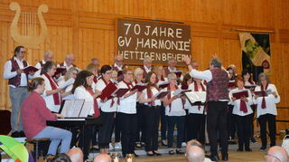 Der gastgebende Gesangverein „Harmonie“ beim Auftritt anlässlich des Liederabends im Dorfgemeinschaftshaus als Projektchor unter Leitung von Dirigent Werner Scheuermann