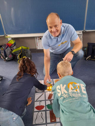 Hannes Katzschner hat sichtlich Spaß bei seinem Praktikum, die Kinder nicht weniger.