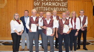 Die Geehrten beim Jubiläumsliederabend: Drei neue Ehrenmitglieder hat der Gesangverein „Harmonie“ Hettigenbeuern. Beim Liederabend wurden Sänger für 50 bzw. 40 Jahre aktives Singen im Chor geehrt.
