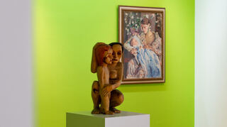 Blick in die Ausstellung mit „Das kleine Mädchen“ von Hermann Scherer (1924/25).