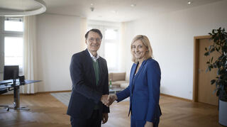 Nina Warken mit ihrem Amtsvorgänger Karl Lauterbach.