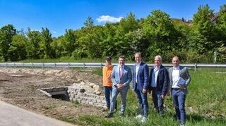 Straßenbauamtsleiter Markus Metz (Main-Tauber-Kreis, von links), Landrat Christoph Schau-der, Bürgermeister Ralf Dörr, Arno Würzberger (Bauamt Gemeinde Königheim), Xaver Baumann (Geschäftsführer Walter Ingenieure GmbH aus Tauberbischofsheim) freuen sich, dass die Hochwasserschutzmaßnahme in Königheim mit dem Neubau des Gießtaldurchlasses abgeschlossen ist.
