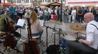 Volles Haus unter freiem Himmel: Während die Band im Vordergrund für Stimmung sorgte, füllte sich der Marktplatz bis in die letzten Reihen mit begeisterten Zuhörerinnen und Zuhörern.